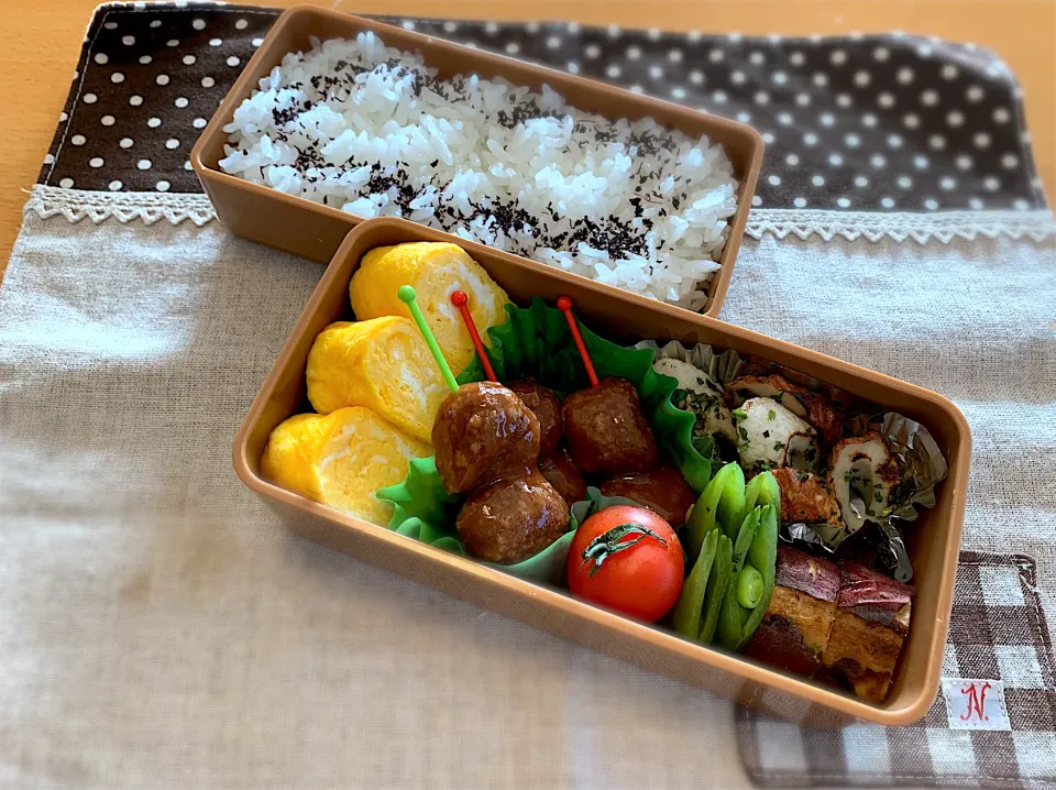 ミートボール🧆だし巻き卵🥚焼き芋🍠竹輪磯辺揚げ😆スナップえんどう😋🍅🍚|あやこさん