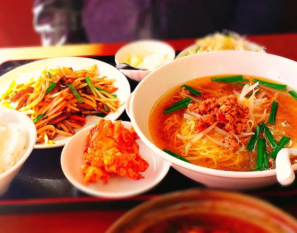 相方さんの定食

台湾ラーメン🍜
レバニラ炒め
唐揚げ
サラダ
ご飯
杏仁豆腐|yukaringoさん