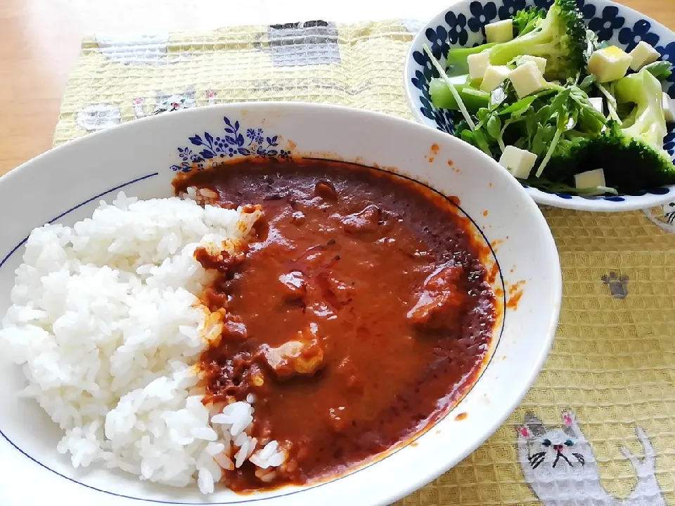 無印良品バターチキンカレーとグリーンサラダ|こっちゃんさん