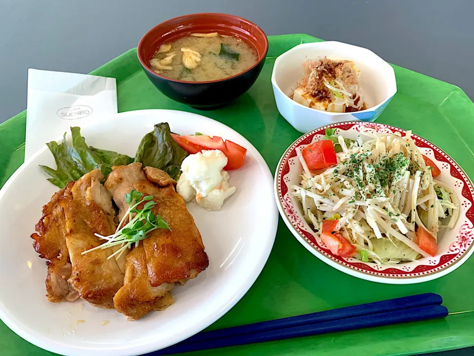 鶏もも味噌漬焼き、冷奴、ごぼうサラダ、味噌汁|Tadahiko Watanabeさん