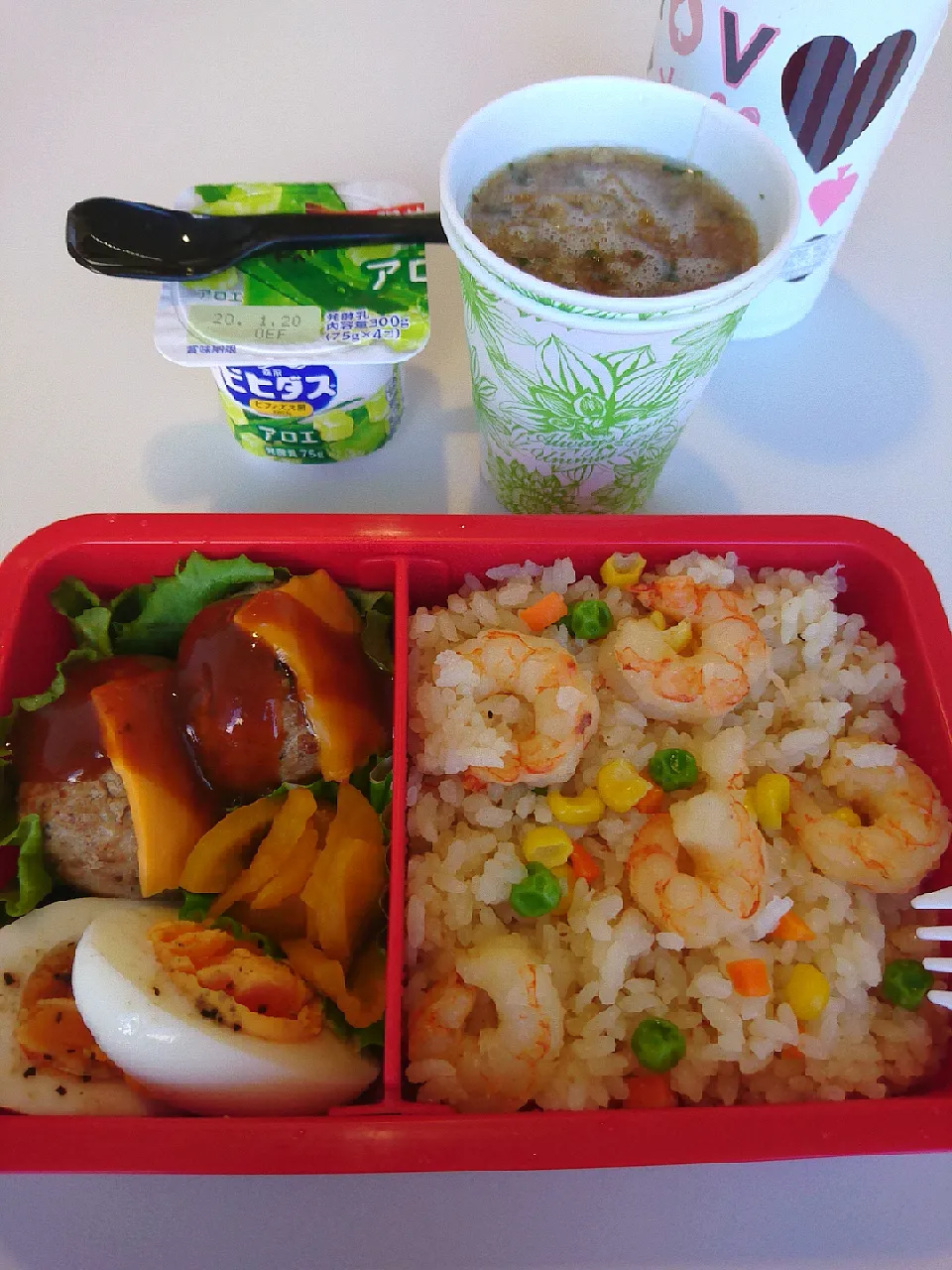 ★今年初のお弁当★
☆炊飯器で作ったエビピラフ🦐
☆チーズハンバーグ
☆ゆで卵  ☆オニオンスープ
☆アロエヨーグルト|☆Chieco☆さん