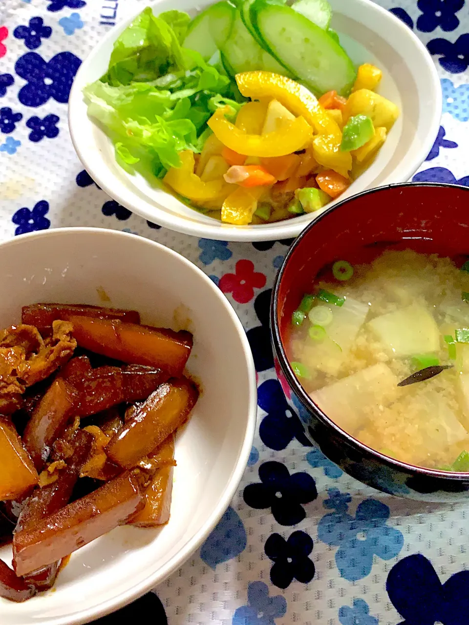 大根と豚ばら肉のオイスターソース炒め　サーモンとアボカド🥑入りサラダ　　味噌汁|掛谷節子さん