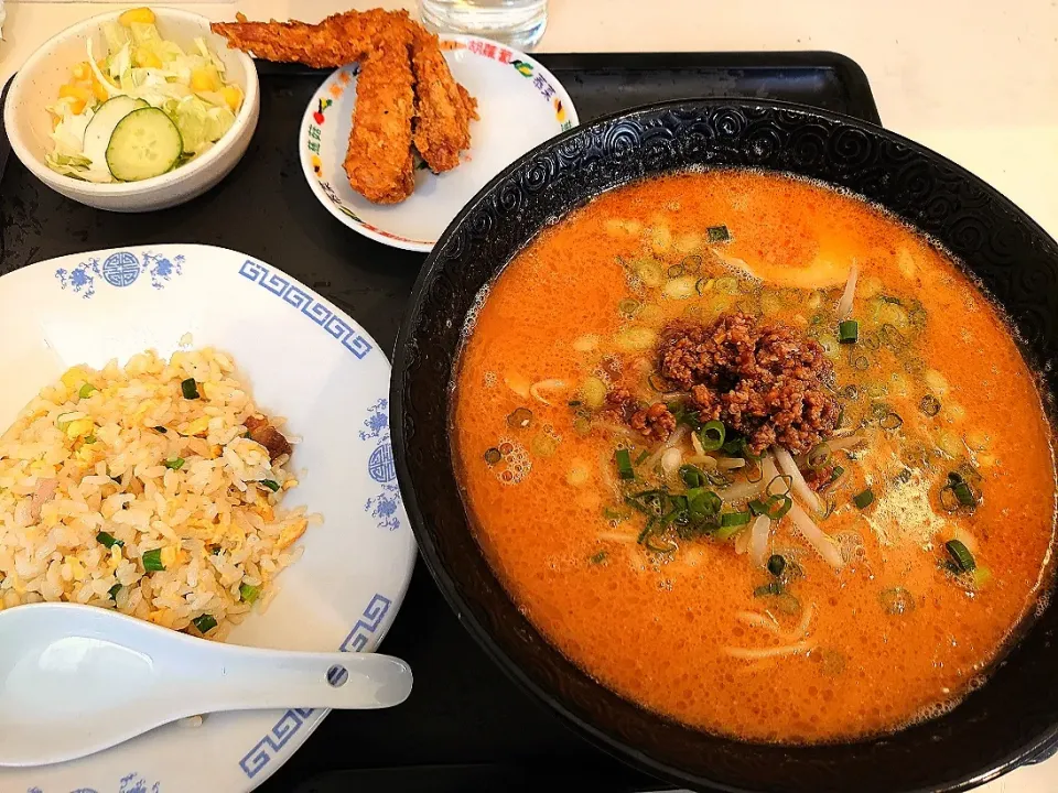 ラーメンセット🎵
担々麺(辛さ4倍)＋半チャーハン＋唐揚げ＋サラダ🥗✨|yokoさん