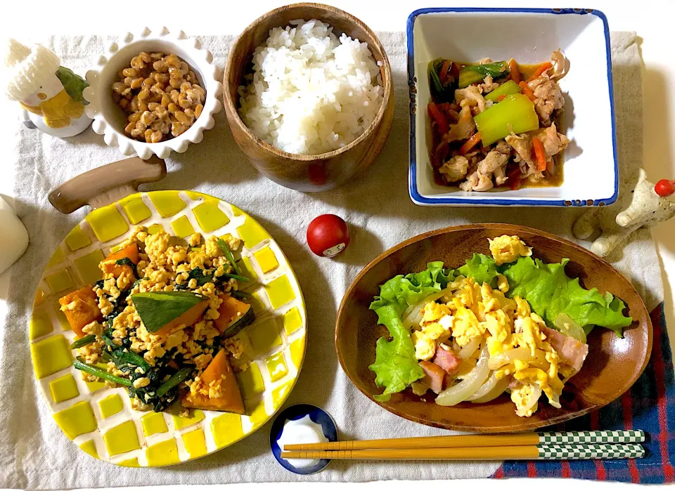 鶏ひき肉とかぼちゃとほうれん草の甘辛炒め、青梗菜と豚肉のオイスター炒め、ベーコンと玉ねぎのチーズ卵炒め、納豆|syamさん