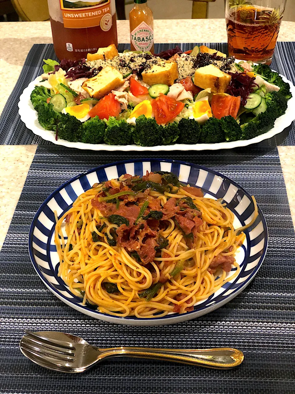 ニンニク🧄とトマト🍅のパストラミパスタ🍝！筋肉モリモリサラダ🥗！|Mayumiさん