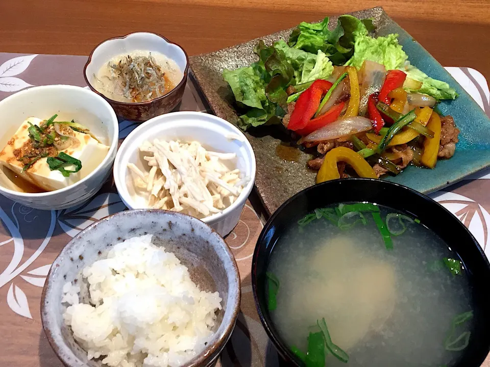 Snapdishの料理写真:晩御飯
牛肉とパプリカ度玉ねぎの炒め煮、ごぼうサラダ、冷奴、カチリおろし、白米、あさりの味噌汁|かよちゃんさん