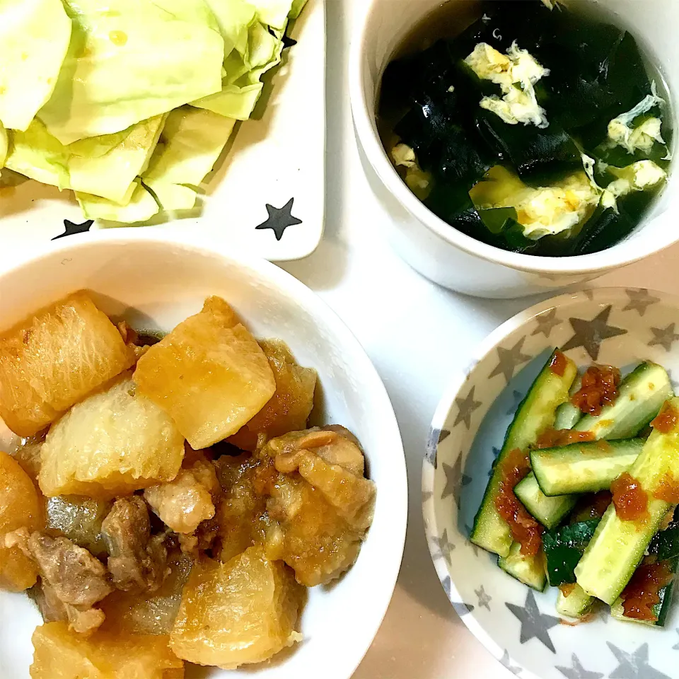 鶏肉と大根の煮物♡きゅうりの梅肉おかか和え♡塩だれキャベツ♡わかめスープ♡|まゆかさん