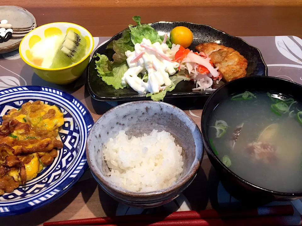 朝ごはん
納豆オムレツ、玉ねぎはんぺん、カニカマ、マカロニサラダ、サニーレタス、あさりの味噌汁、キウイ添えヨーグルト|かよちゃんさん