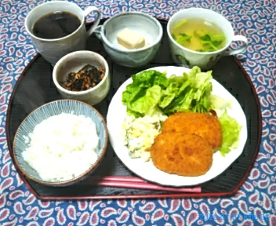 よねばーばの朝ごはん
コロッケと玉子のサラダレタス添え
ひじきの煮物
高野豆腐
芹のお汁
ご飯、コーヒー|yoneばーばさん