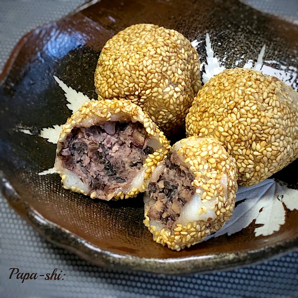 おせちリメイク其の六　黒豆と切り餅で胡麻団子‼️|パパ氏さん