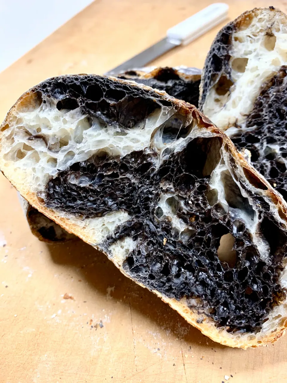 Cut end of the Squid Ink Bread|gonbenさん