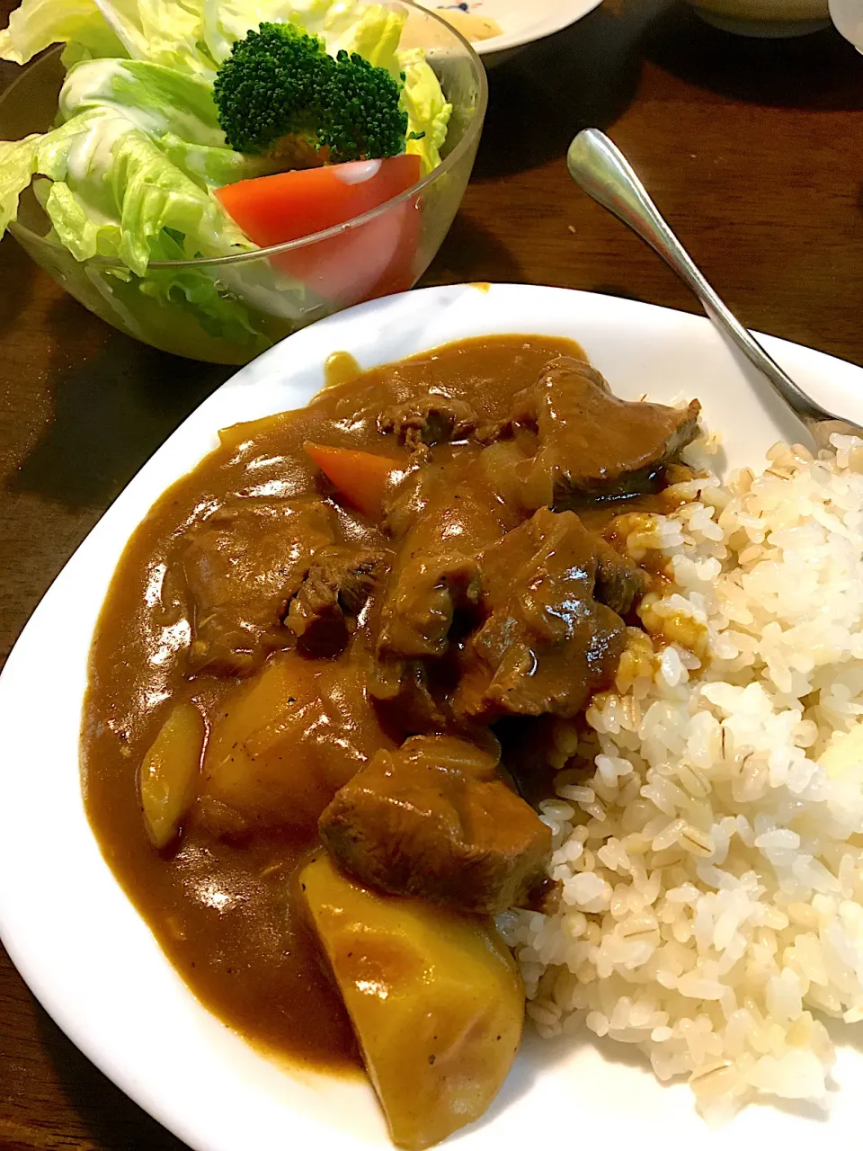 Snapdishの料理写真:牛肉カレー、サラダ|ゆうこさん