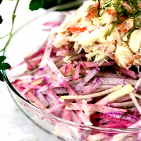 かにをのせた🦀ピンク大根サラダ