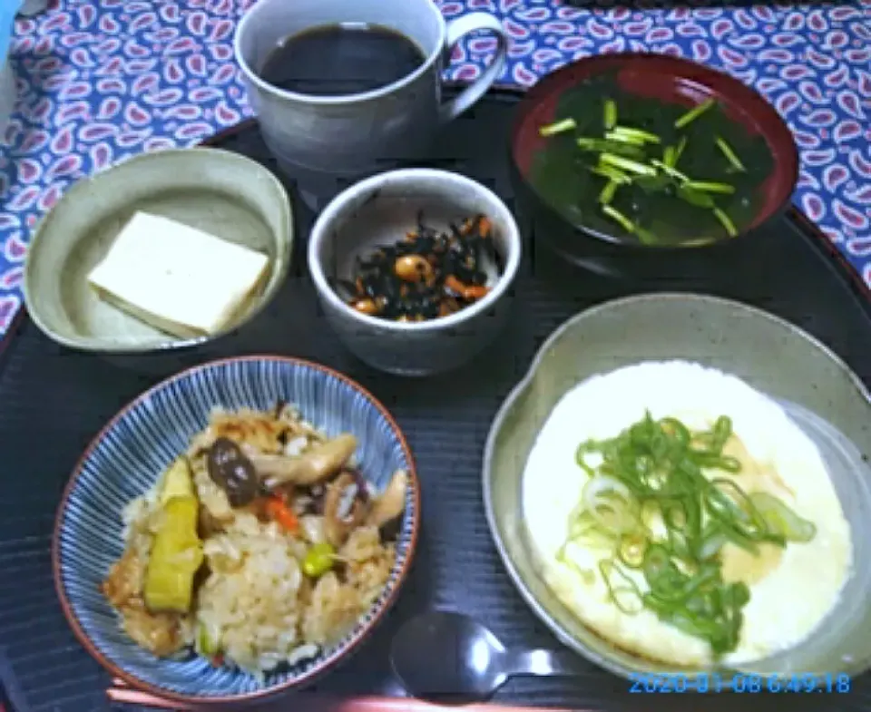 よねばーばの朝ごはん
暖かおぼろ豆腐
若芽と芹のお汁
作り置き高野豆腐、ひじき、
炊き込み御飯
コーヒー|yoneばーばさん