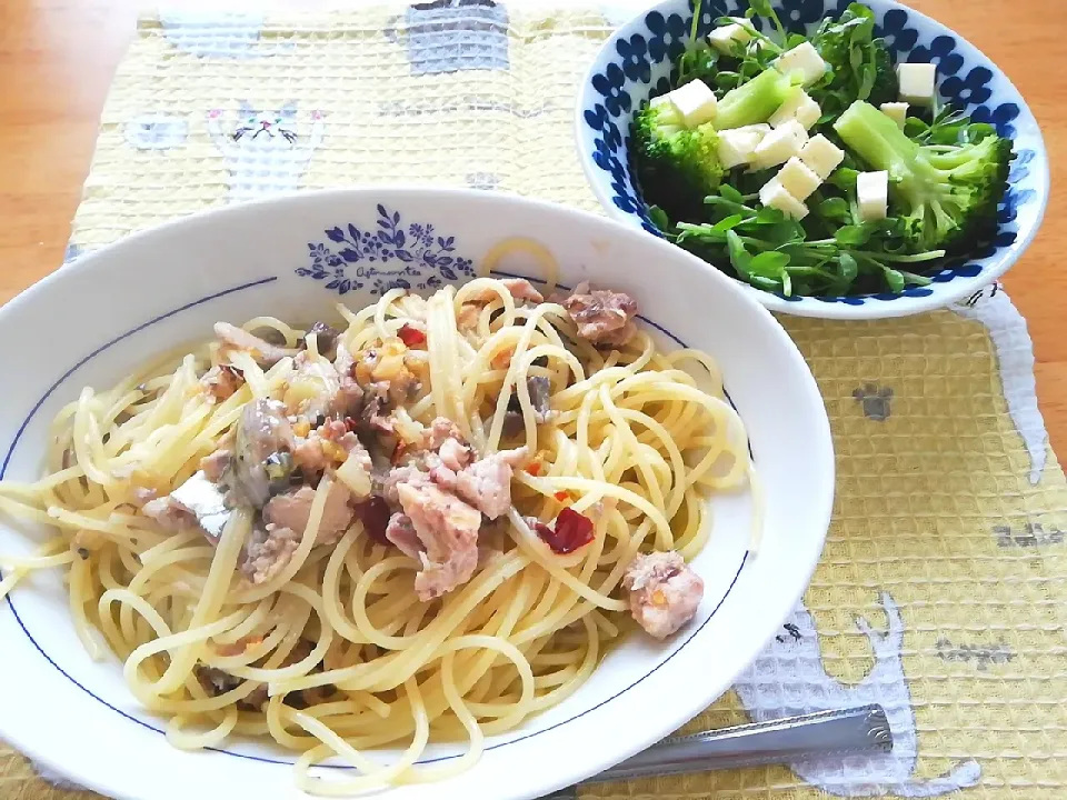 サバ缶のアヒージョ風パスタ、グリーンサラダ|こっちゃんさん