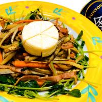 根菜とベーコン炒め＼(^o^)／カマンベールチーズのせ