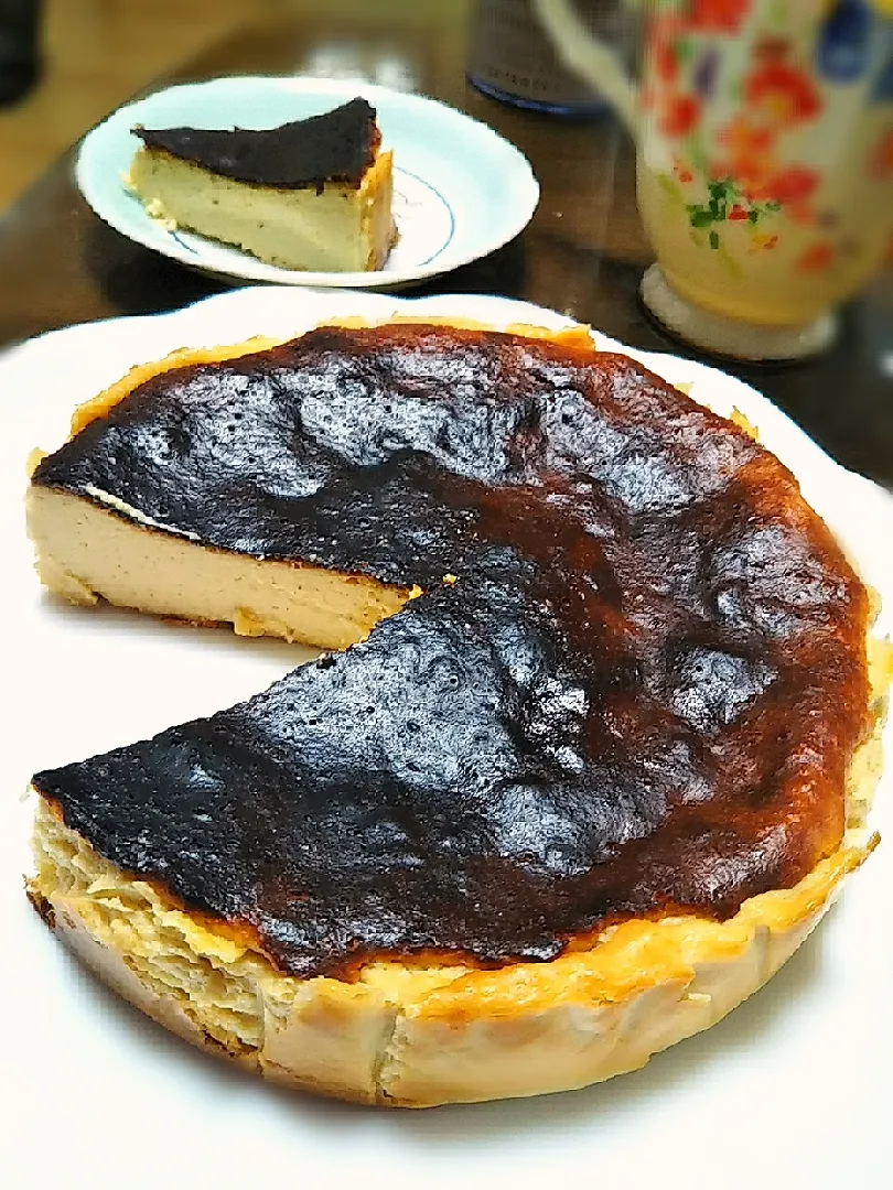 Snapdishの料理写真:ヨーグルトでなんちゃってバスクチーズケーキ|はるなつ母さん