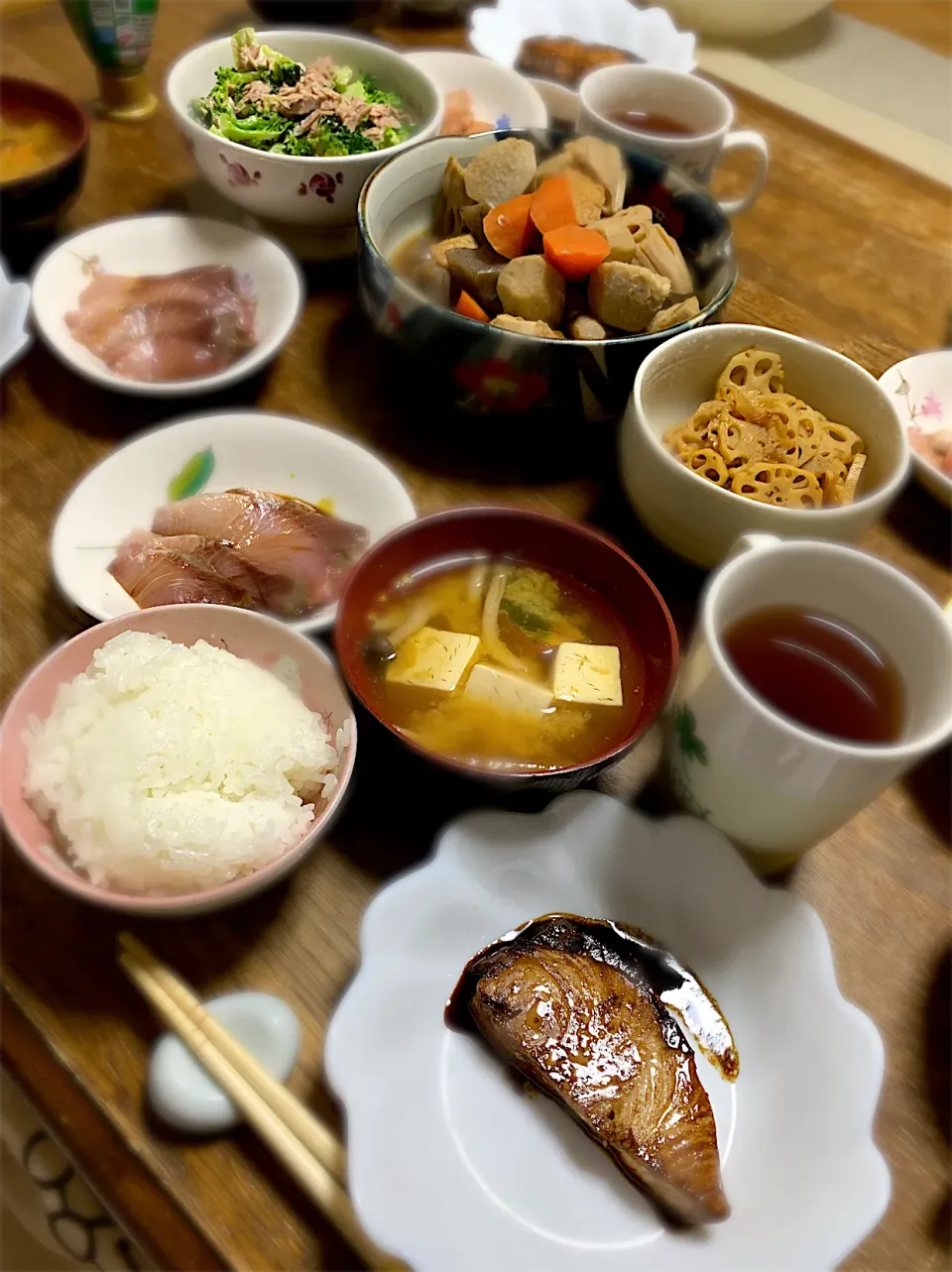 ぶりの照り焼き・ぶりの刺身・がめ煮・ブロッコリーサラダ・蓮根のきんぴら・味噌汁・ご飯|ちびろ菌さん