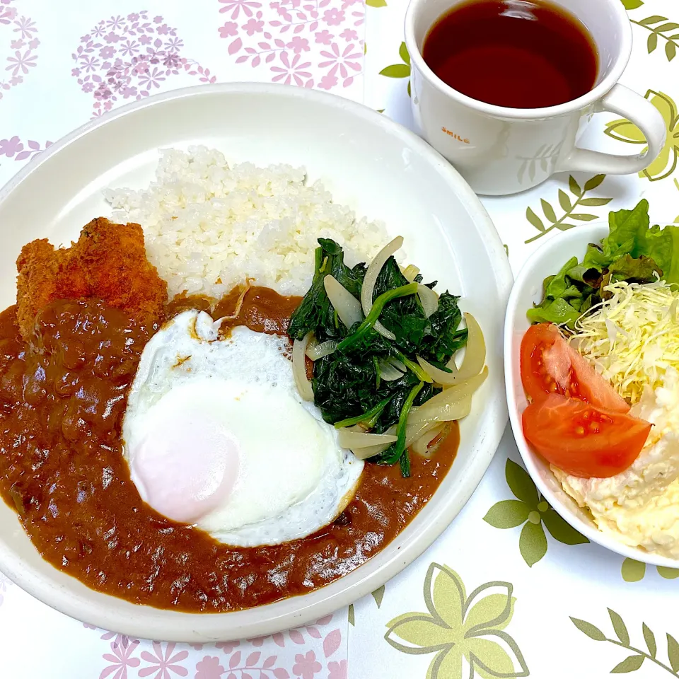 カレーライス.チキンカツと目玉焼きのせ|まみっこさん