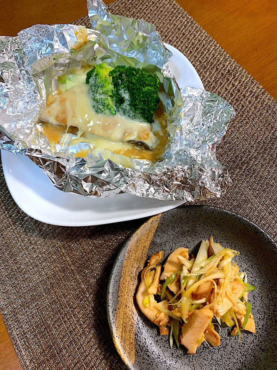 副菜ニ種　鱈の味噌チーズ焼きと鳥チャーシューとネギの和え物です。|レモンさん