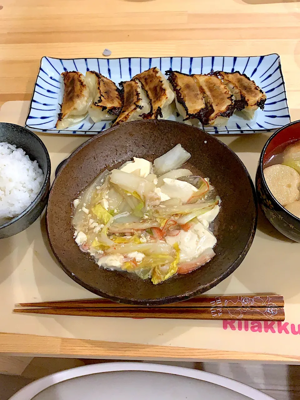 ・焼き餃子　・カニカマ入り白菜と豆腐の旨煮　・お麩とネギのお味噌汁|ぺろたんさん