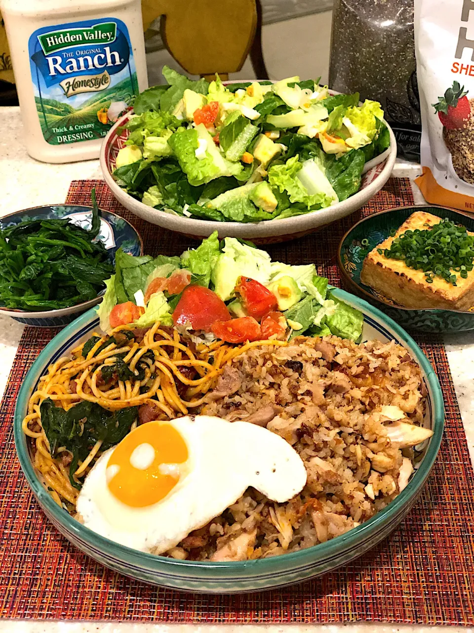 スパイシーチキンピラフ&トマトとほうれん草のパスタ🍝！筋肉モリモリサラダ🥗！|Mayumiさん