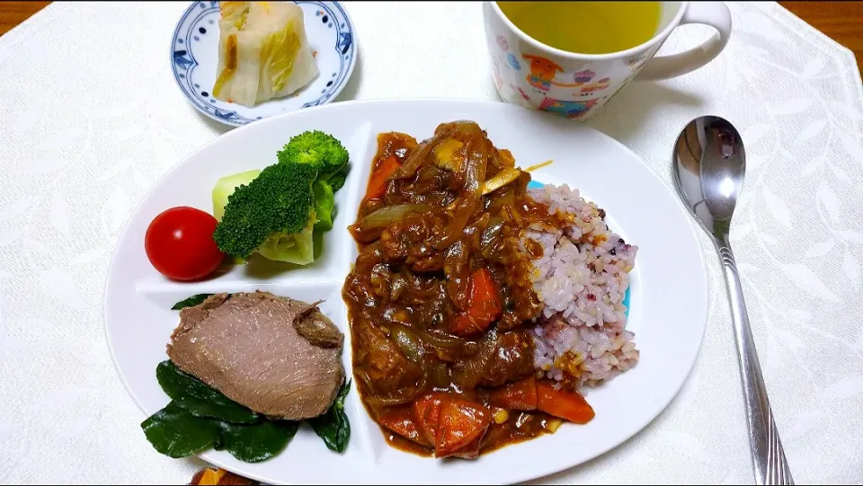 1/8の夕食
サバ缶でサバカレー 
ローストビーフ|卯月さん