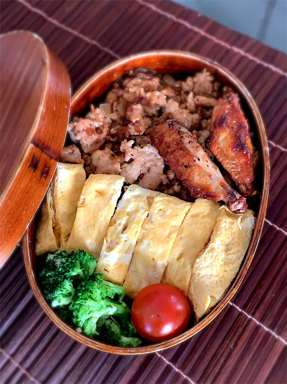 今日の大人弁ー鶏そぼろ弁当　手羽添え|Emi N Maruyamaさん