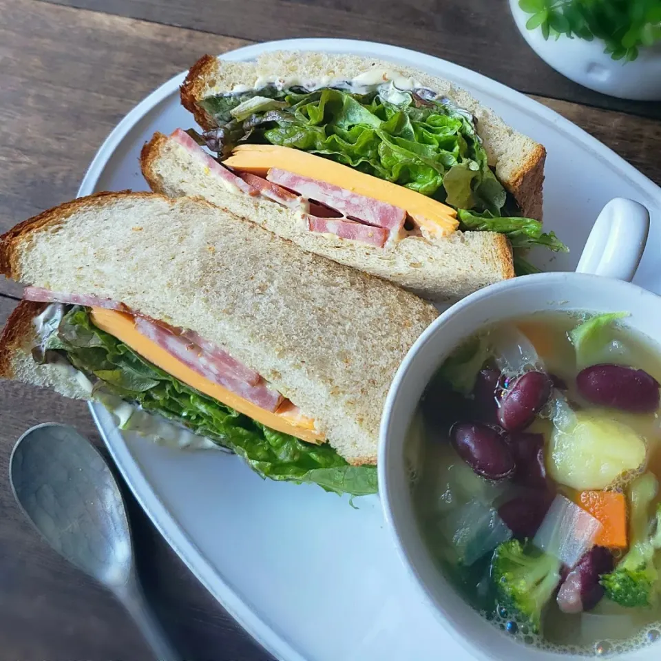 🍞朝ごパン🍞

◆ソフトサラミとチェダーチーズの
サンドイッチ
(全粒粉入りパン・ド・ミ)

◆ホワイトミネストローネ|Keitoさん