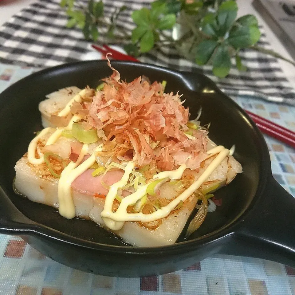 ミッチ☆ママさんの料理 今日のお家で一人ランチは                            簡単！お餅のネギどっさり焼き✨|とまと🍅さん