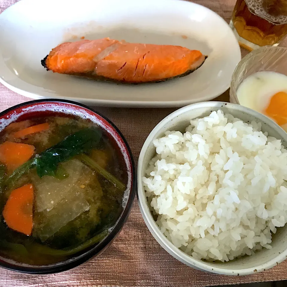 焼鮭、野菜のお味噌汁、温玉、ご飯|純さん