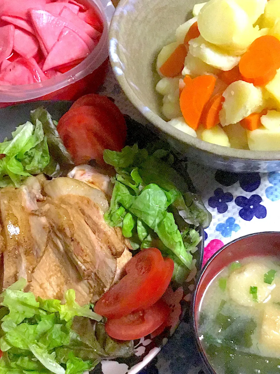 茹で豚　じゃがいも🥔と人参🥕の煮物　赤カブの酢漬け　味噌汁|掛谷節子さん