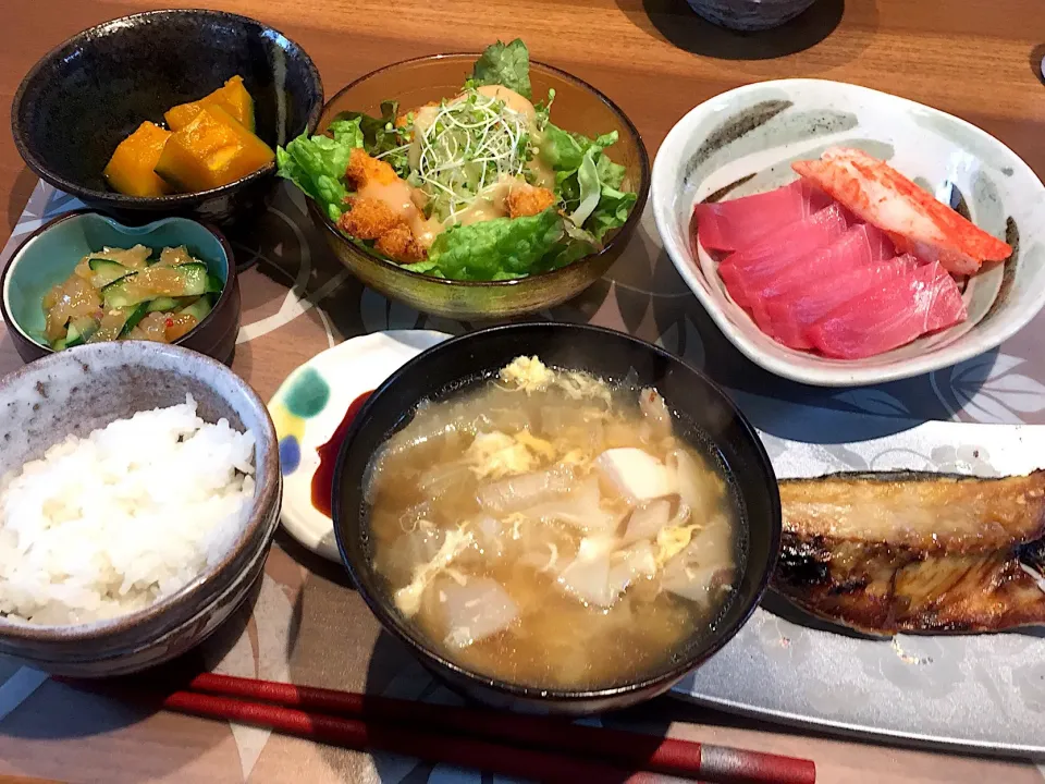 Snapdishの料理写真:晩御飯
マグロの刺身、カニカマ、アジの干物、塩麹漬け込み鶏肉唐揚げ入りサラダ、かぼちゃの煮物、くらげきゅうり、ワンタン白菜椎茸スープ、白米|かよちゃんさん