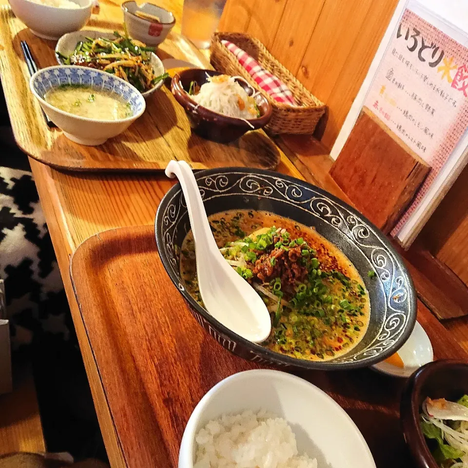 ランチ
担々麺セット
 今日から等質オフダイエット〜
って
昨日思ったけど
忘れとったー🤪
  ご飯も つけてもらった😄|miimiさん