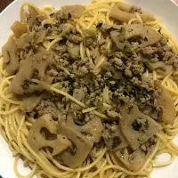 Snapdishの料理写真:れんこんとひき肉のパスタ|かめむしさん