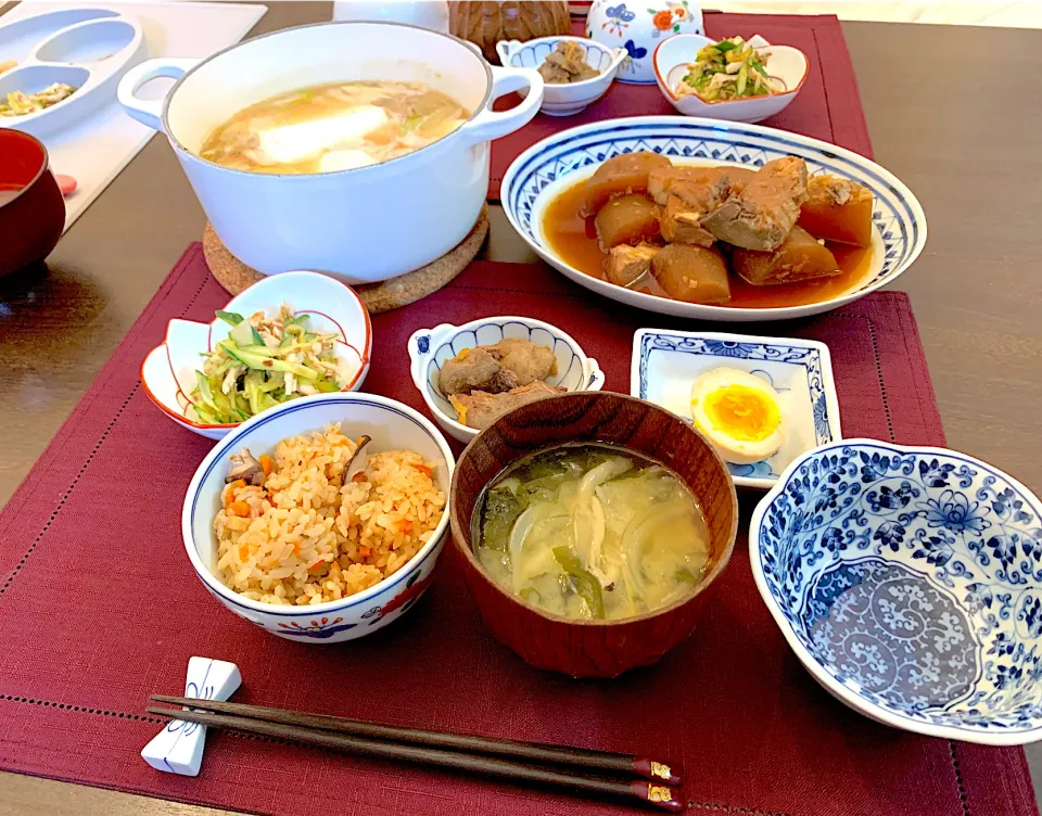 炊き込みご飯　きゅうりと鶏肉のサラダ　豆腐のネギ塩餡掛け　ブリ大根　レバーの生姜煮　味付け卵　お味噌汁|NAKATAさん