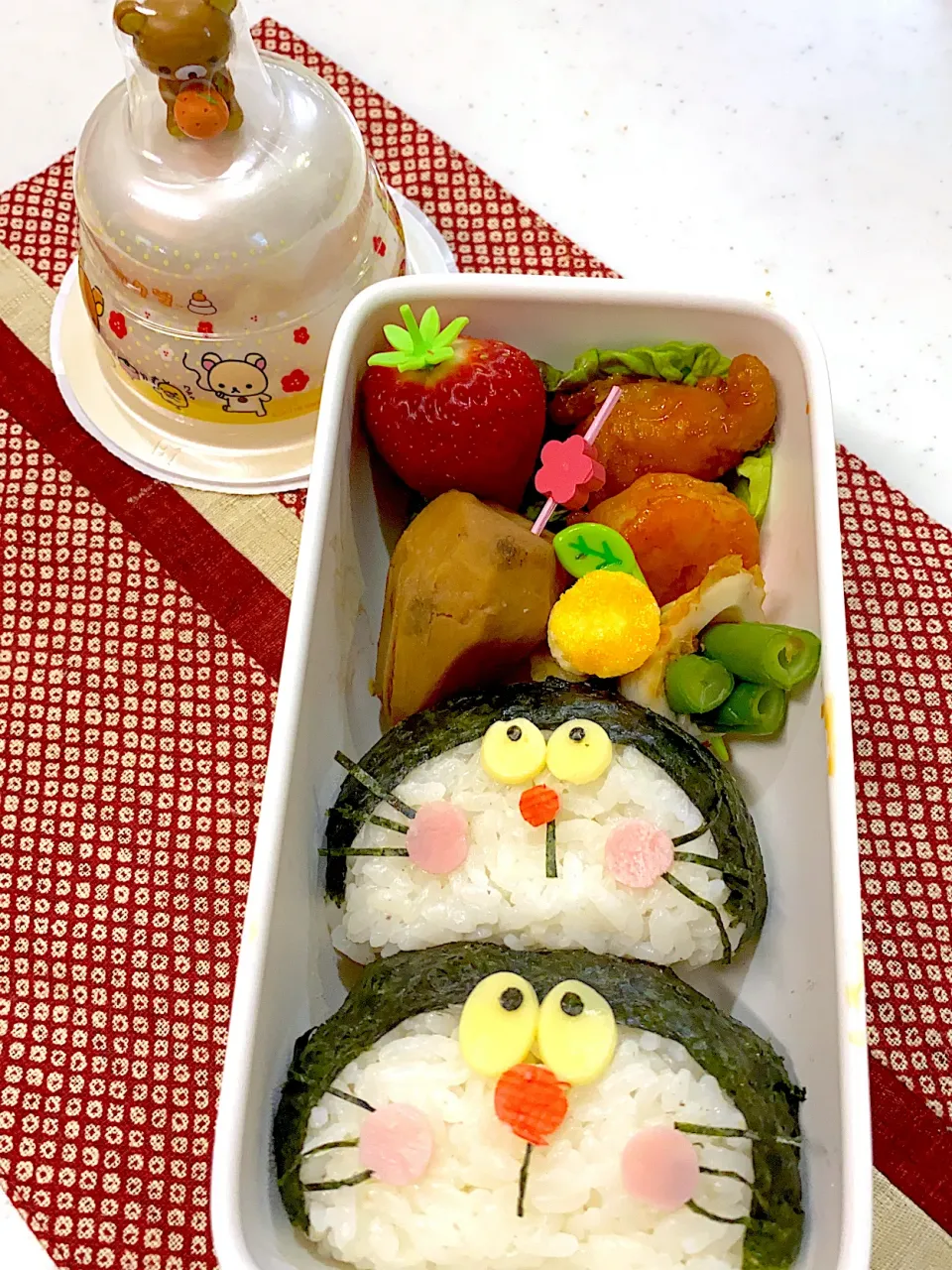 Snapdishの料理写真:ドラえもんの鏡餅お握りお弁当|Yukiさん