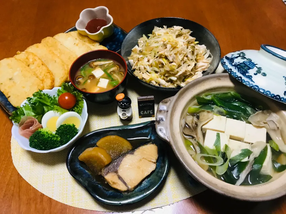 ＊ブリ大根＊湯豆腐＊ザーサイとささみとネギの和え物＊サラダ＊味噌汁＊ハッシュドポテト♪|バシュランさん