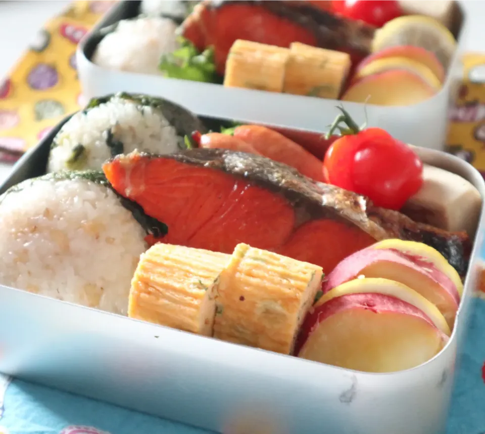 中学生男子年子弁当🍱塩鮭とおむすび|なかじー。さん