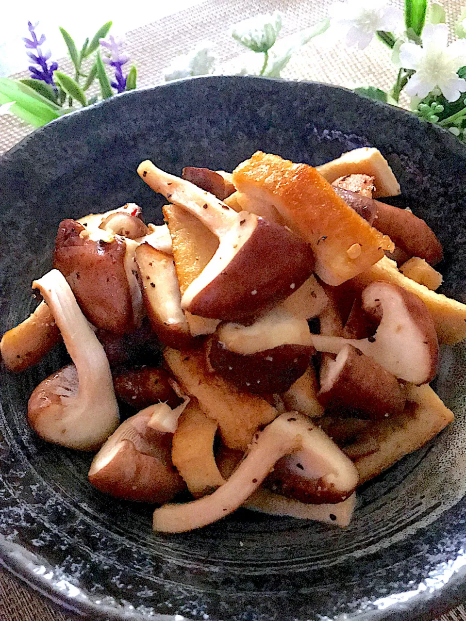 シンプルシリーズ、生椎茸と油揚げの炒め物❤️|🌺🌺Foodie🌺🌺さん