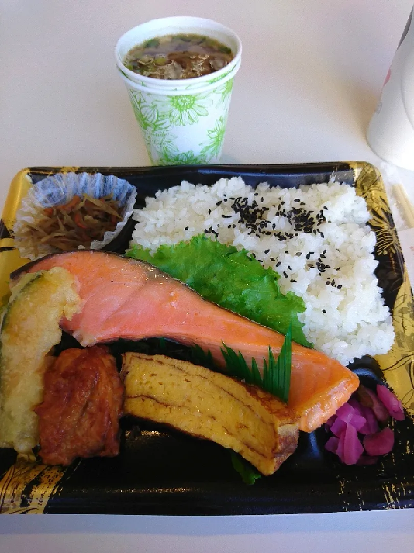 Snapdishの料理写真:★今日のお弁当★
☆厚切り鮭弁当(マルエツ)
☆あさげ
☆アロエヨーグルト|☆Chieco☆さん