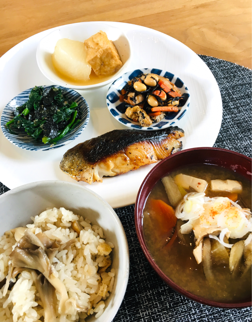 今日のお家で一人ランチは                           念願の炊き込みご飯で和食ランチ✨