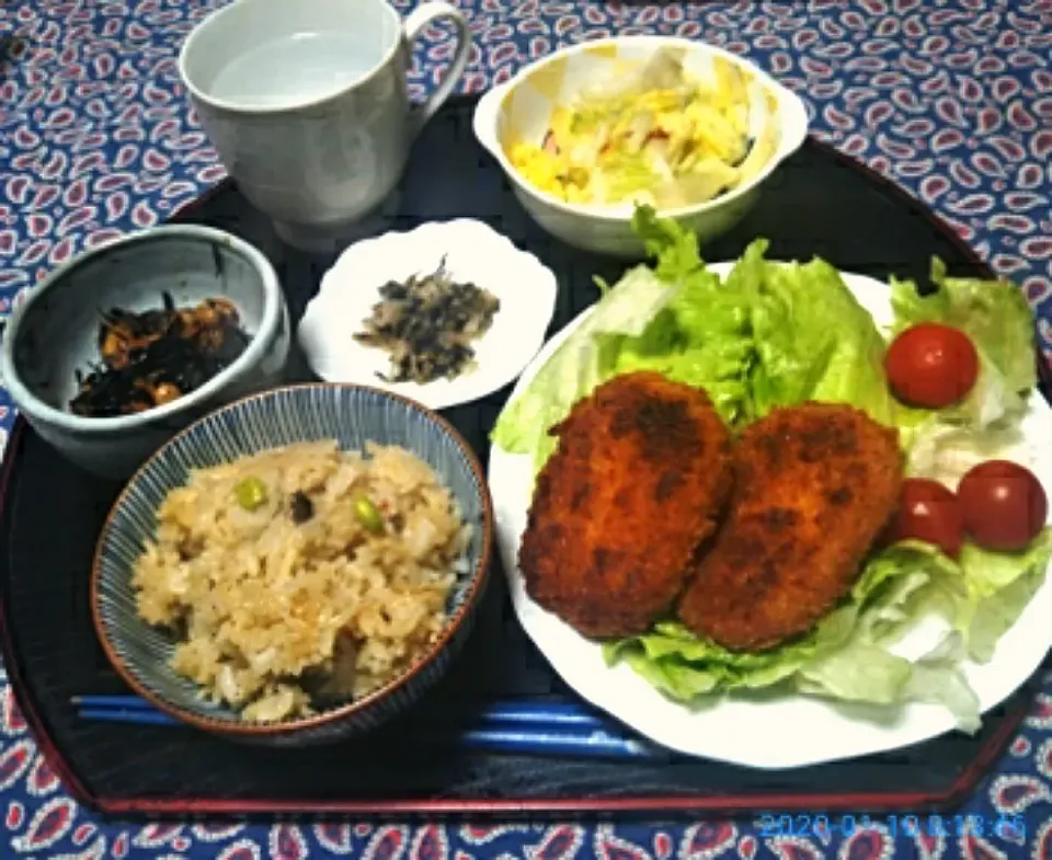 よねばーばの朝ごはん
炊き込み御飯
この冬は何故か炊き込み御飯にはまっています、
作り置きのひじきの煮物
コロッケ、玉子サラダ|yoneばーばさん