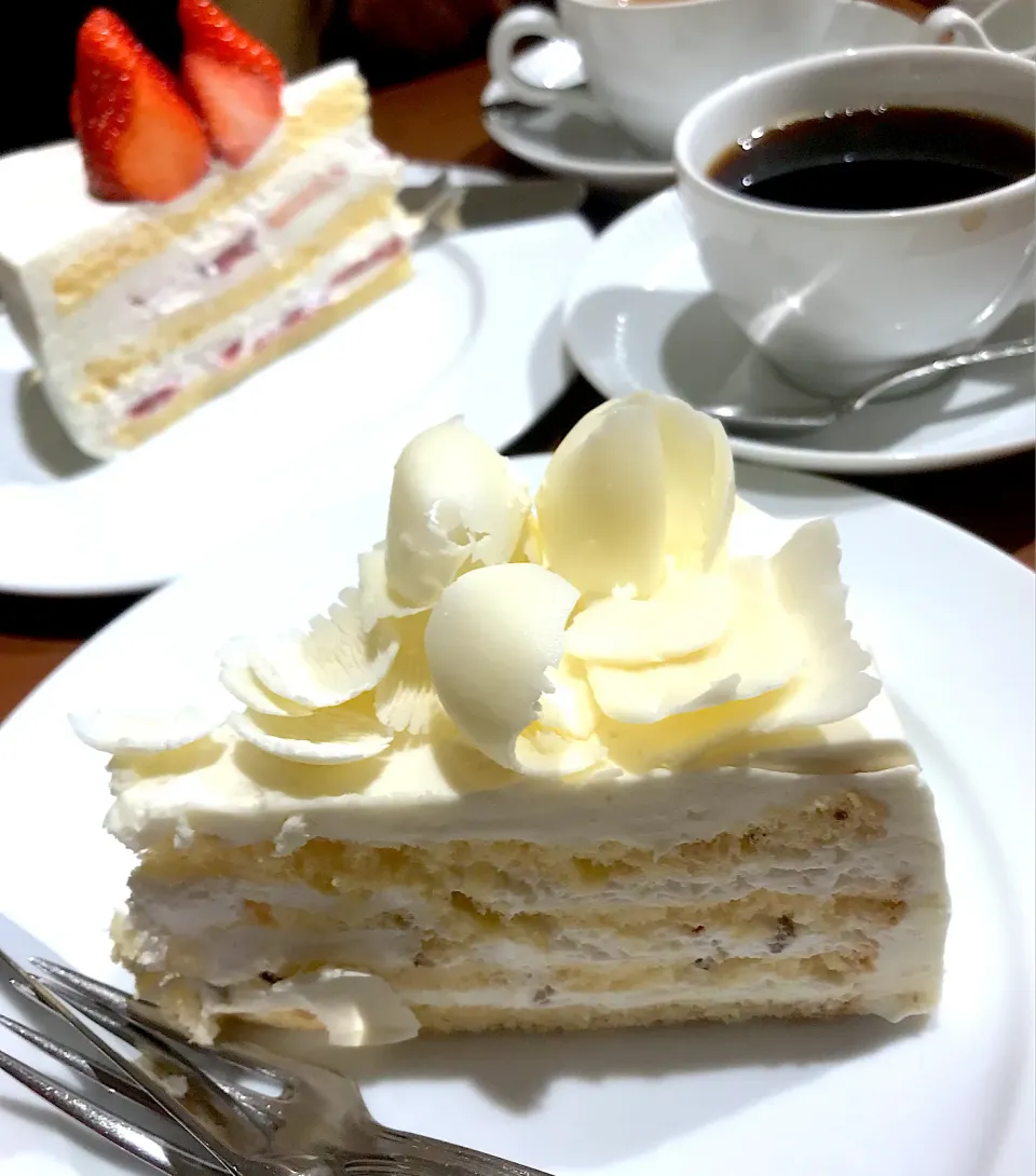 Snapdishの料理写真:今年初のハーブスで季節のケーキ ホワイトチョコとオーガニックコーヒー|シュトママさん