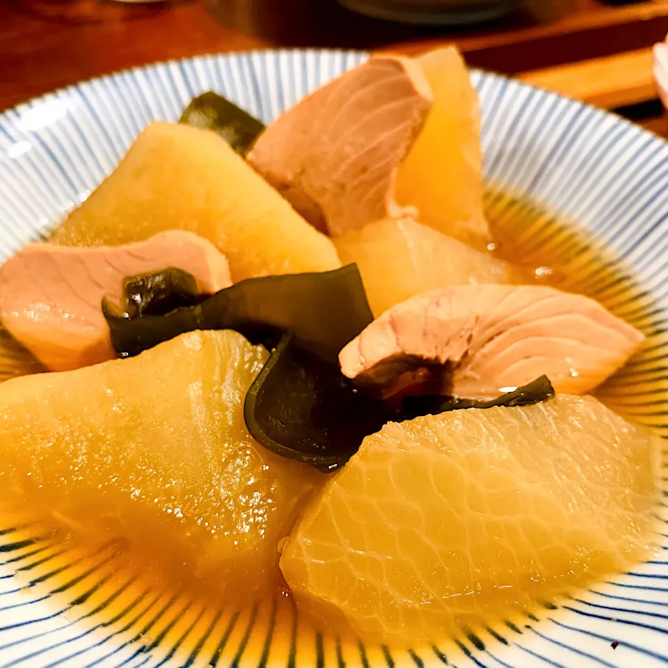 Snapdishの料理写真:大根と鰹の煮物🐟味しみしみ😋お刺身用の鰹をもったいないけど煮物に|いちごさん