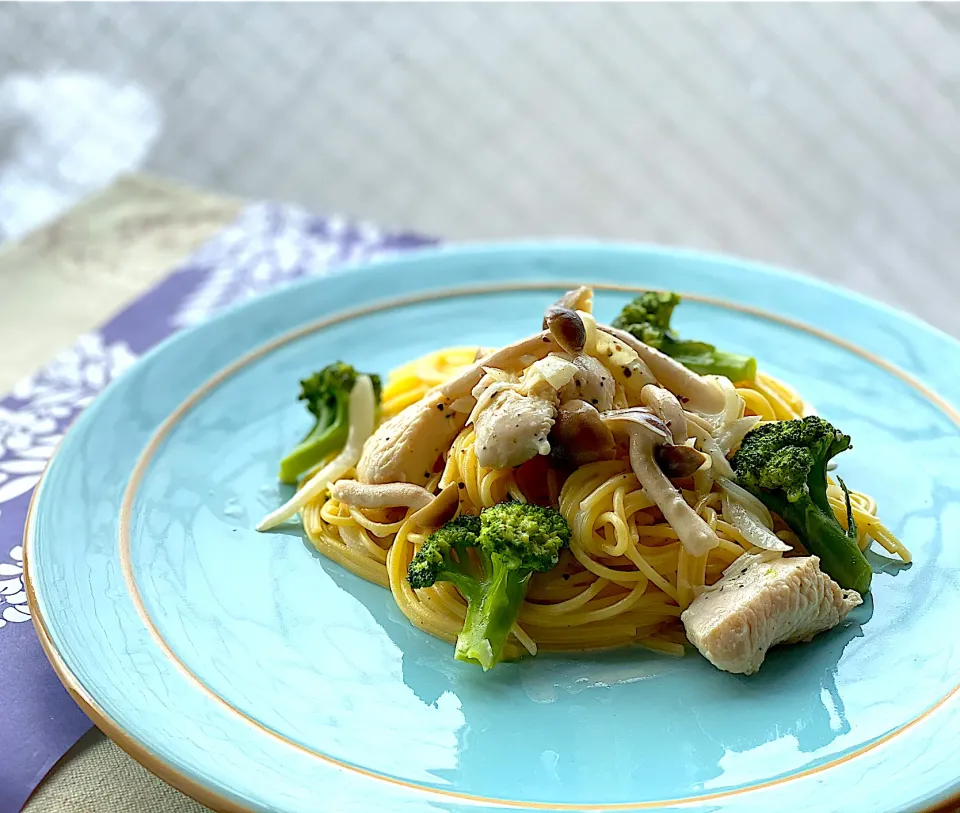 昼ごはん 鶏とブロッコリーのチーズクリームパスタ🍝|砂雪さん