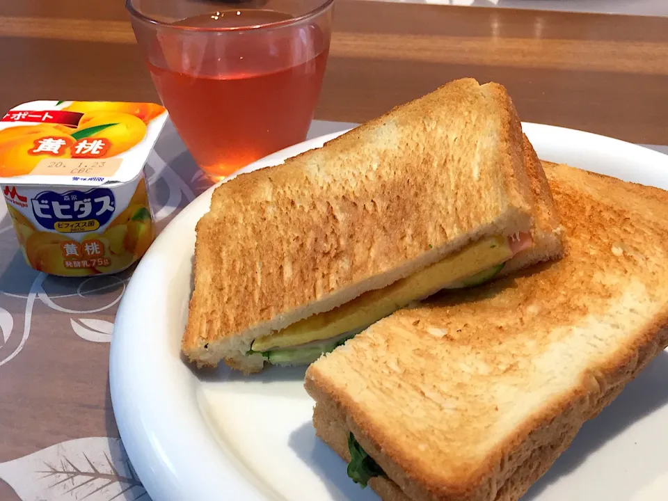 土曜日の朝ごはん
ホットサンド、黄桃ヨーグルト、アセロラドリンク|かよちゃんさん