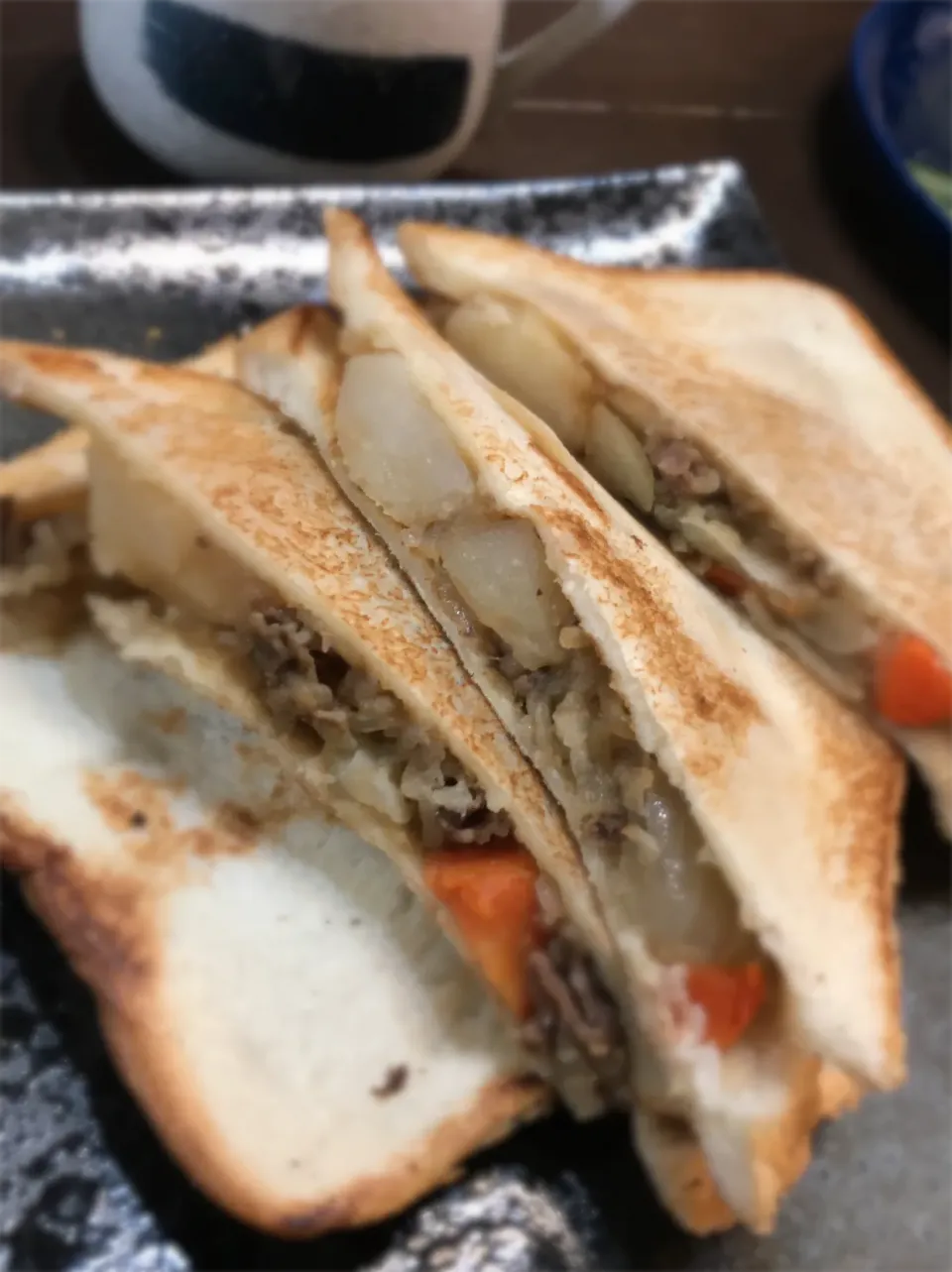 Snapdishの料理写真:肉じゃがホットサンド✨|かおたまさん