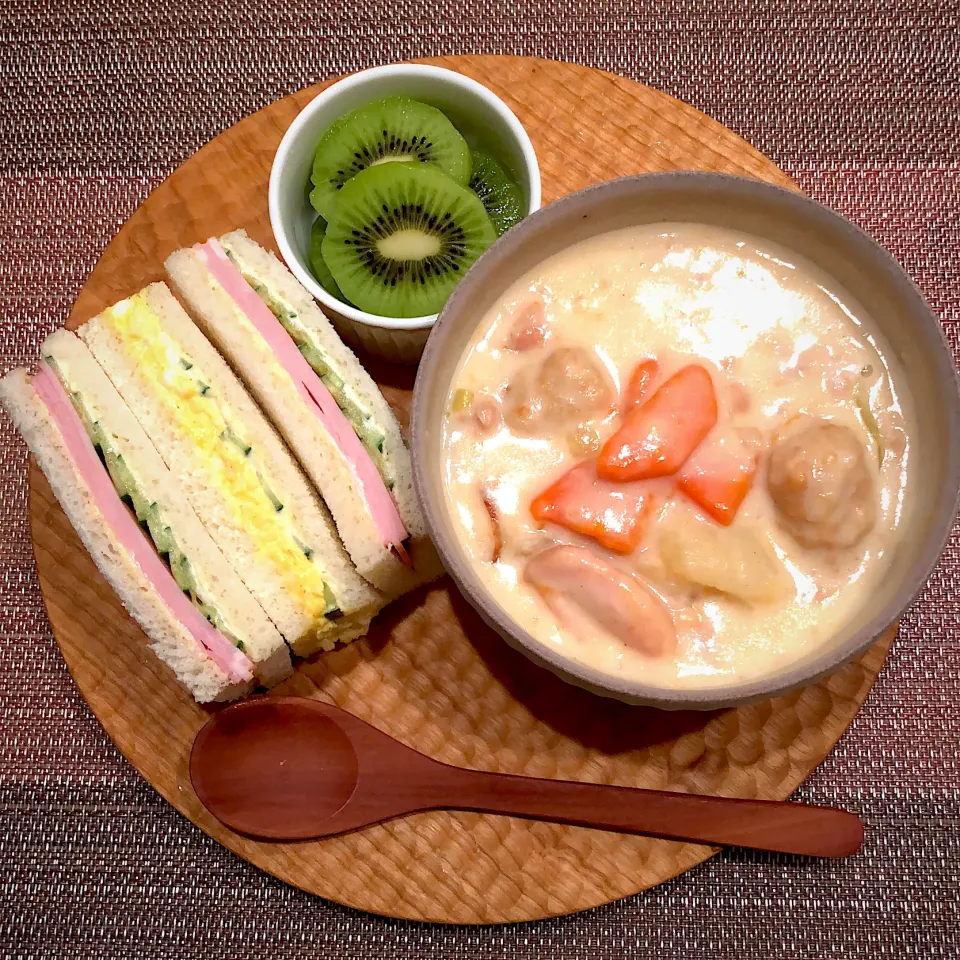 Snapdishの料理写真:朝食はシチューとサンドイッチ♪( ´θ｀)シチューは家族の夕飯に作り置き。|AXさん