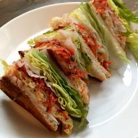 たまねぎのオムレツとにんじんサラダのサンドイッチ🥕🥚🥪